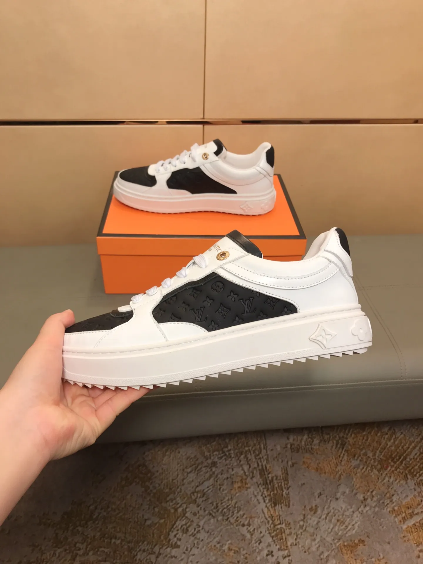 Ex-factory price 400 🔥🔥 New model on the market [LV Louis Vuitton] The latest high-quality men's casual shoes, European and American trends 🔰 Perfectly blend noble quality and fashionable texture 💋💋 The upper is made of imported cowhide + brand embossing, sheepskin lining, the overall fashion personality is set off to set off your uniqueness! Classic style, cool and stylish trendy male image🌹 38-44👣